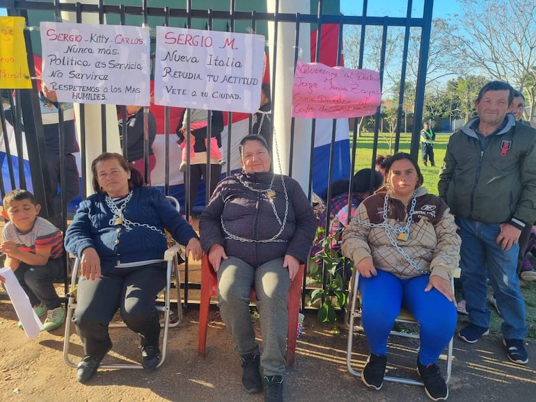 Lorenza Roa, Daisy Cantero y Carina Sanabria se encadenaron por el portón del Centro de Salud de Nueva Italia.