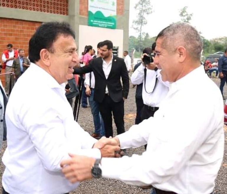 De derecha a izquierda, el intendente Luciano Cañete Galeano (ANR), saluda al diputado Héctor Bocha Figueredo (ANR-HC), durante la visita del presidente Santiago Peña en Carapeguá.