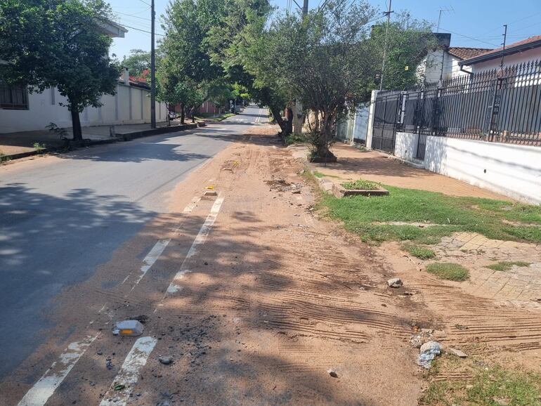 Debajo de una capa de tierra y piedras corre la bicisenda regalada a la ciudad de Asunción. La foto corresponde a la calle Dr. Benigno Ferreira, entre Camilo Recalde y Alas Paraguayas.