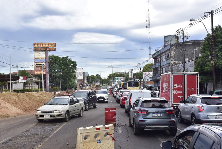 Vista del tránsito sobre Eusebio Ayala desde el viaducto de Calle Última.