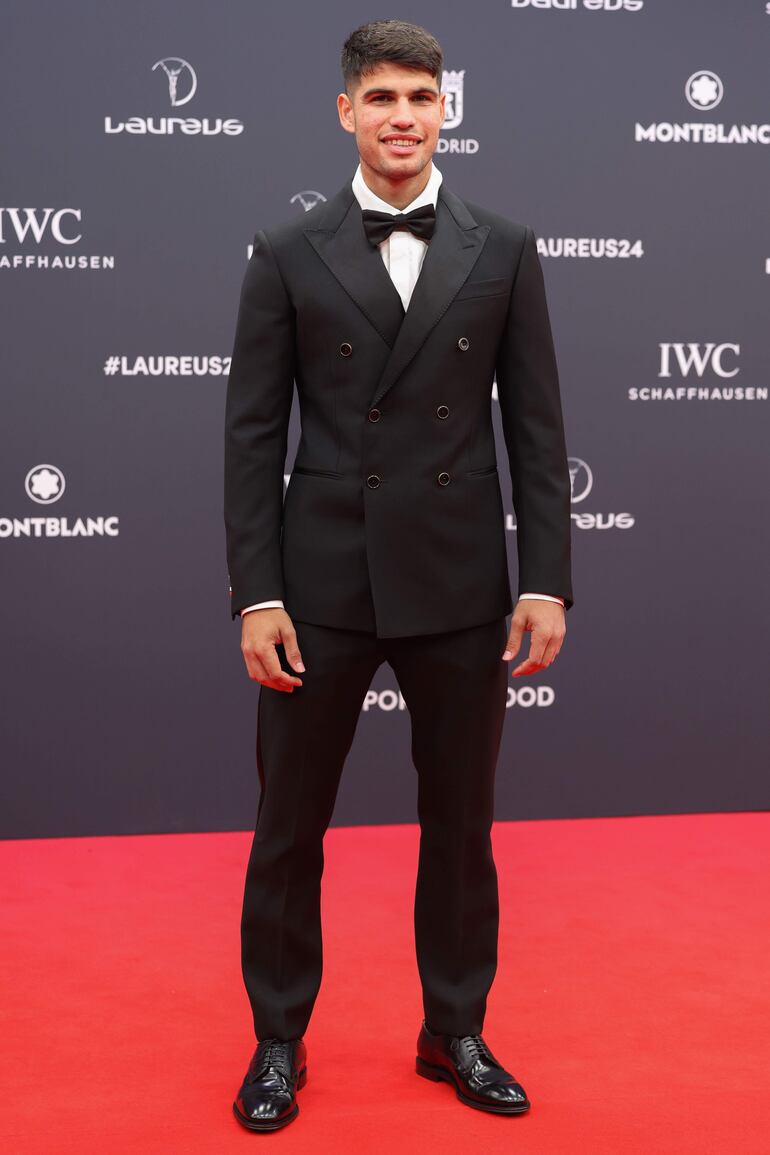 De traje negro cruzado, camisa blanca y moñito. Así llegó el tenista español Carlos Alcaraz a la gala de entrega de los Premios Laureus este lunes en el Palacio Cibeles de Madrid. (EFE/ Kiko Huesca)
