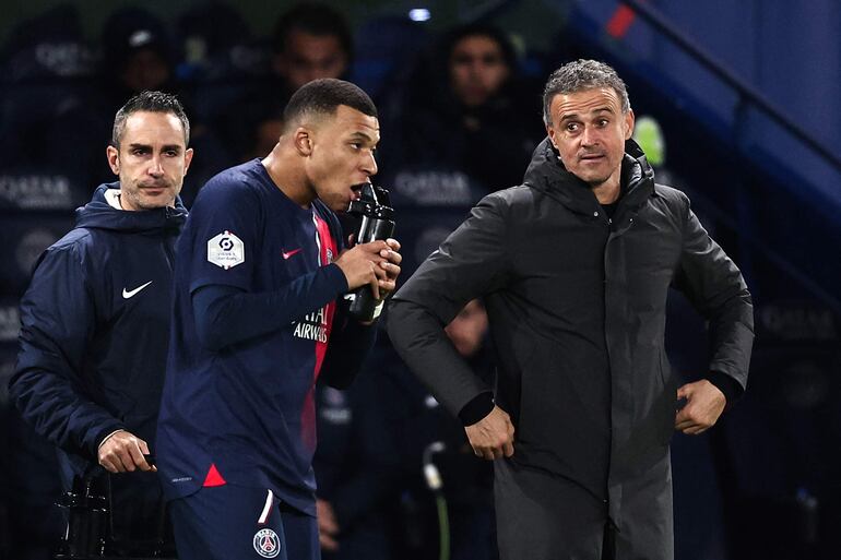 Luis Enrique (d) con Kylian Mbappé, su principal referente en el ataque del equipo del París SG.