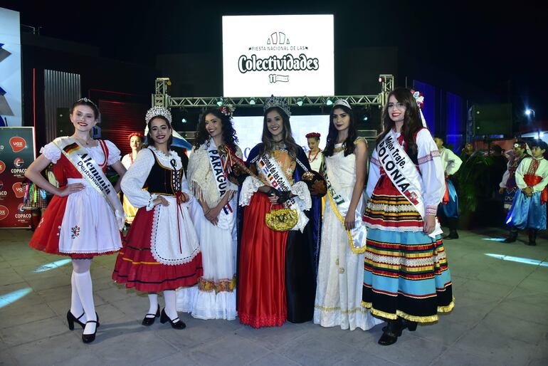 La delegación de las colectividades del Sur, integrada por nueve países, con sus danzas y trajes típicos, en la Expo 2023.