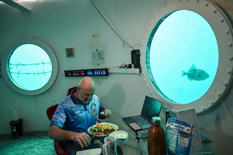 El ingeniero aeroespacial alemán Rudiger Koch, de 59 años, desayuna dentro de una habitación submarina frente a la costa de Puerto Lindo, Panamá, el 24 de enero de 2025.