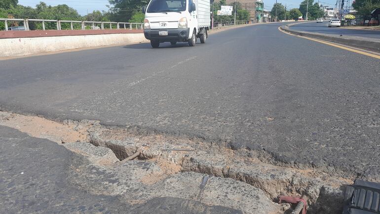 Las rejillas de desagüe pluvial de los puentes sobre la ruta PY01 ya no existen y quedan enormes hoyos. 