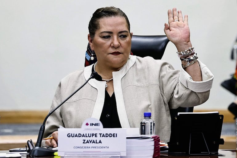 La consejera presidenta del Instituto Nacional Electoral (INE) Guadalupe Taddei, participa en una sesión en el inicio del proceso electoral para elegir ministros, magistrados y jueces, este lunes, en Ciudad de México (México). El Instituto Nacional Electoral (INE) de México se declaró listo para comenzar el inédito proceso para organizar los primeros comicios para elegir a jueces, magistrados y ministros de la Suprema Corte por voto popular, tras promulgarse la reforma del presidente, Andrés Manuel López Obrador.