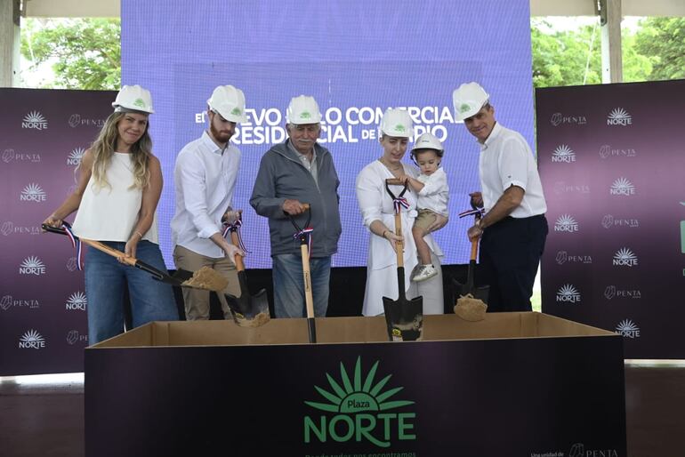 Palada inicial para la construcción de Plaza Norte, en Limpio.