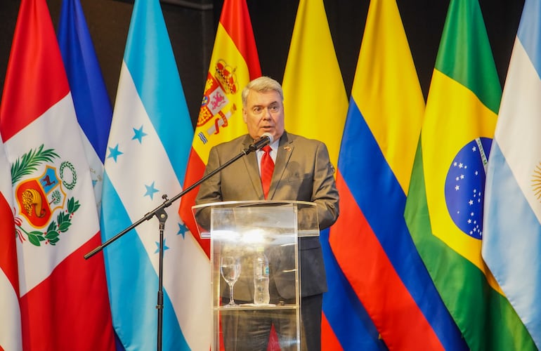 El Defensor del Pueblo, Rafael Ávila Macke, dando la apertura de la 19° Asamblea General de la FIO (Federación Iberoamericana del Ombudsperson).