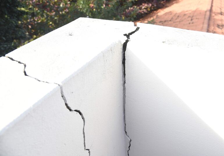 Las grietas que se observan en parte de la estructura de lo que era un segundo piso en el Colegio Nacional de Lambaré.