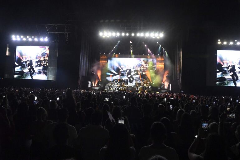 El público disfrutó cada momento, bailando, cantando y coreando las canciones del artista.