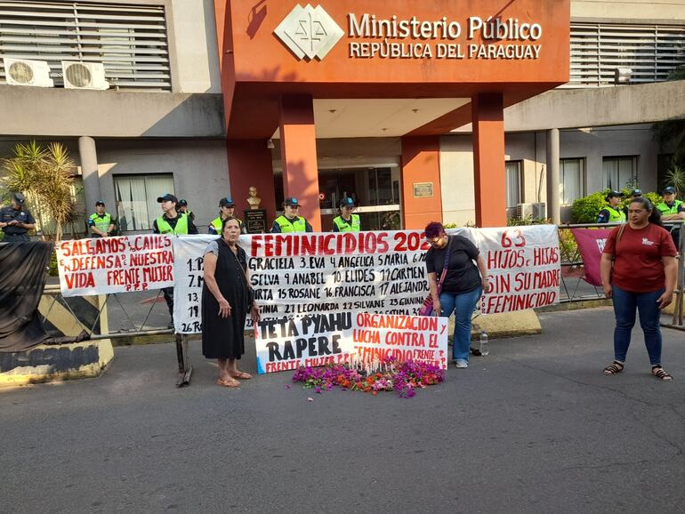 Las mujeres cdl Frente Mujer del Partido Paraguay Pyahurá se manifestaron este lunes frente a la sede de la Fiscalía General del Estado.