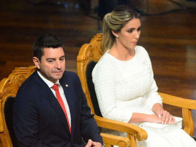 AME2960. ASUNCIÓN (PARAGUAY), 30/05/2023.- Santiago Peña (c1), presidente electo de Paraguay; su esposa, Leticia Ocampo (i); el vice presidente de Paraguay, Pedro Alliana (c2), y su esposa, Fabiana Maria Souton (d), participan del acto de proclamación oficial de Santiago Peña como presidente electo de Paraguay, hoy, en el Gran Teatro José Asunción Flores, en Asunción (Paraguay). El exministro y economista Santiago Peña pidió este martes en su proclamación oficial como presidente electo de Paraguay que los distintos sectores dejen de lado las diferencias e invitó a todos los ciudadanos a trabajar, ya que tienen por delante "un país por reconstruir". EFE/ Daniel Piris