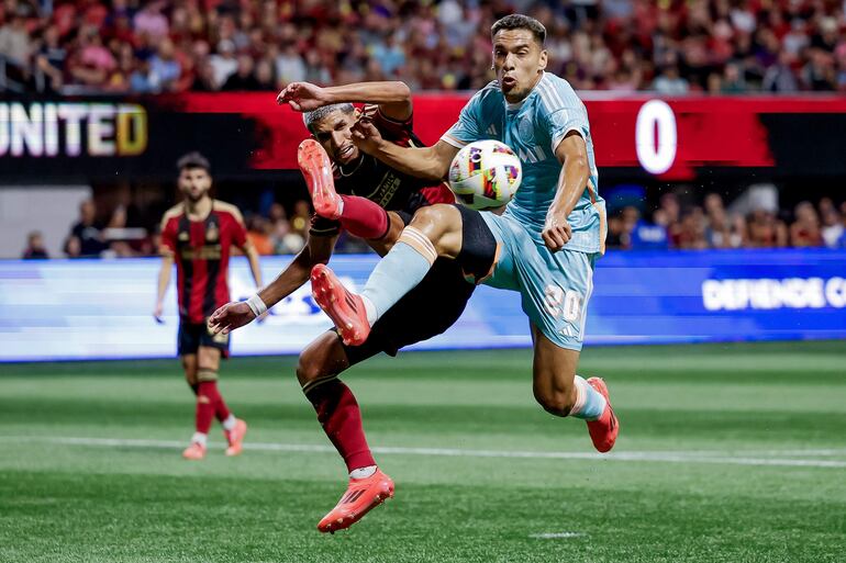 Atlanta (United States), 02/11/2024.- Inter Miami midfielder Diego Gomez (R) in action against Atlanta United defender Luis Abram (L) during the first half during the first half of a MLS Cup playoff soccer match between Inter Miami and Atlanta United in Atlanta, Georgia, USA, 02 November 2024. Inter Miami leads the best of three series 1-0. EFE/EPA/ERIK S. LESSER
