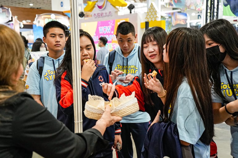 Taiwaneses visitan stand paraguayo y prueban comidas típicas de nuestro país.