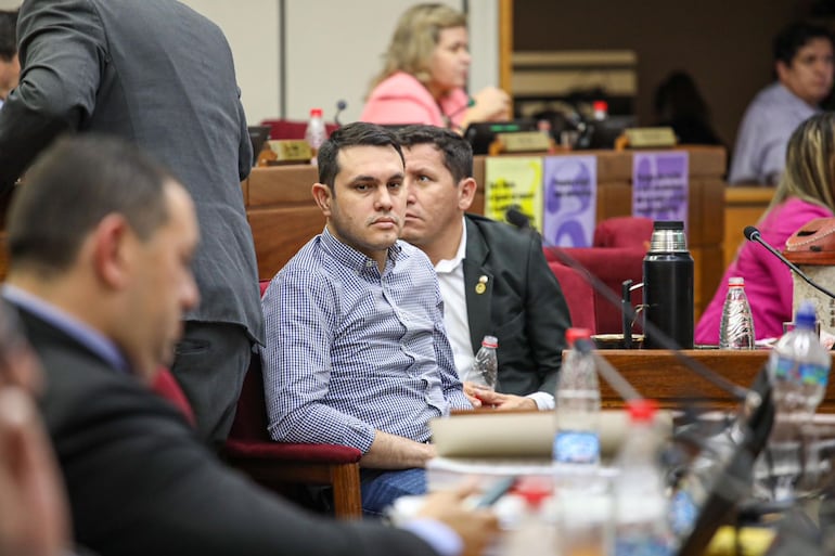 El senador Hernán David Rivas (ANR, HC) con la mirada perdida en la sala de sesiones del Senado.