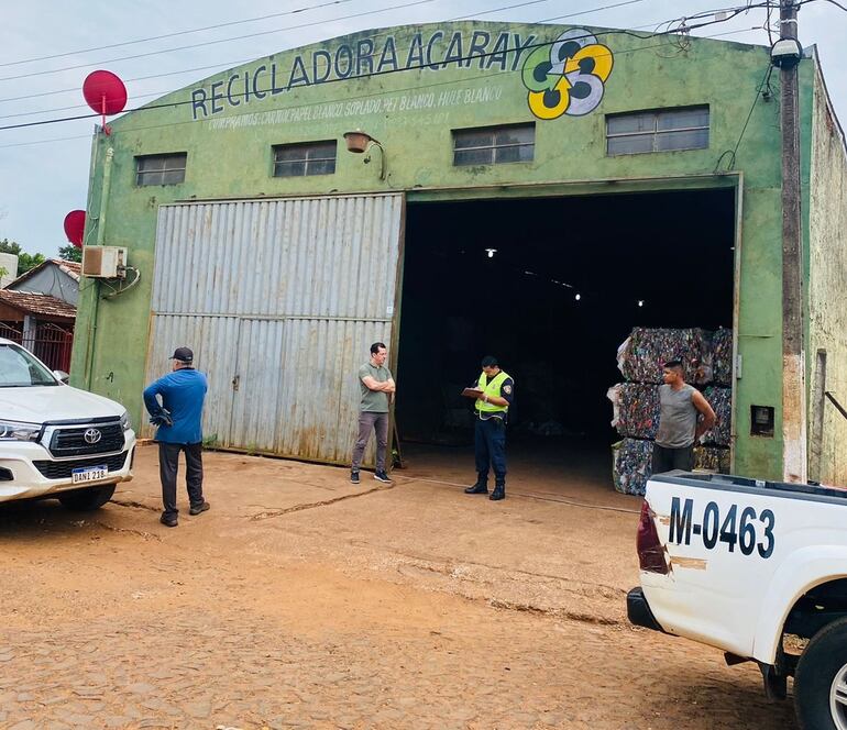 Los ladrones se llevaron dinero y celulares de este local de reciclados.