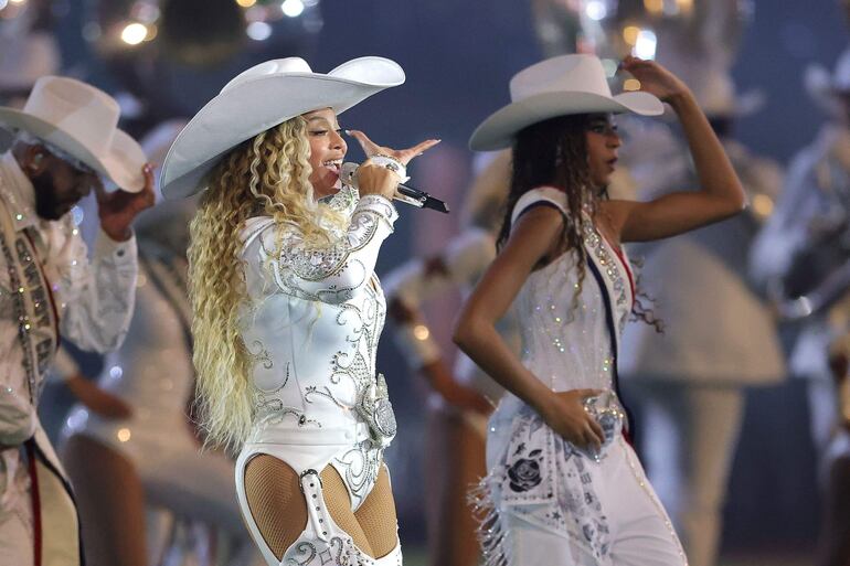 Beyoncé actuó con su hija, Blue Ivy, durante el espectáculo de medio tiempo del partido de los Baltimore Ravens contra los Houston Texans en el NRG Stadium.