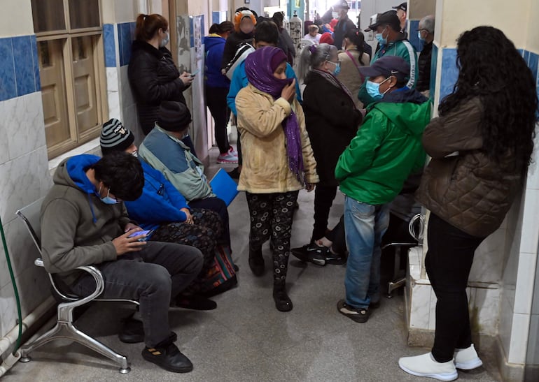 Pasillo del Hospital Barrio Obrero, saturado de pacientes a la espera de atención médica.