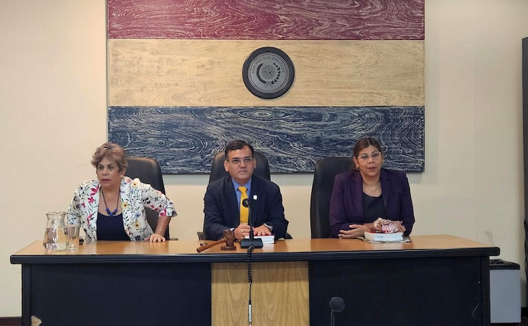 Los jueces Laura Ocampo (izq.), Fabián Weisensee (presidente) y Cándida Fleitas integran el Tribunal de Sentencia de la causa.