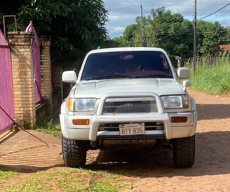 Roban de Paraguarí camioneta marca Toyota, modelo Hilux Surf.