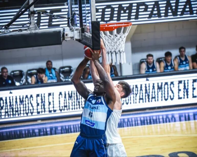 Dishon Lowery de San José, en el juego contra Obras Sanitarias.