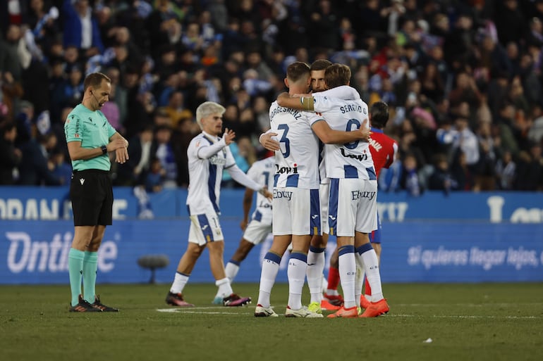 Los jugadores del Leganés celebran la victoria en el partido de LaLiga EA Sports entre CD Leganés y Atlético de Madrid, este sábado en el Estadio Municipal Butarque de Madrid.