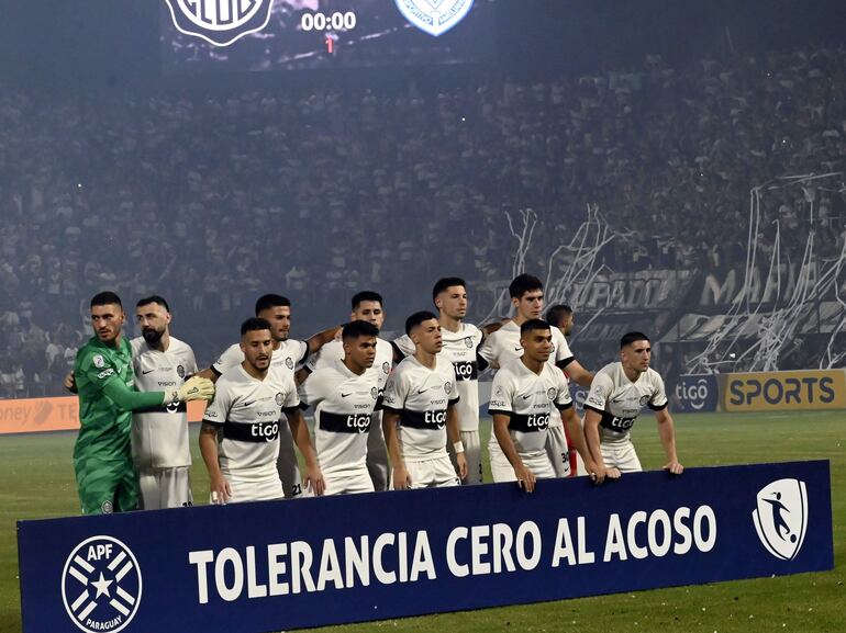 Los jugadores de Olimpia posan para la foto previa al partido contra Sportivo Ameliano por la ronda 15 del torneo Apertura 2024 del fútbol paraguayo en el estadio Osvaldo Domínguez Dibb, en Asunción.