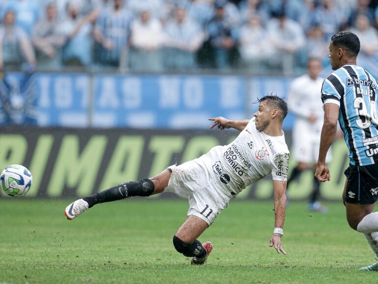 El paraguayo Ángel Romero, jugador de Corinthians, define a gol en un partido contra Gremio por la Serie A de Brasil en el estadio Arena do Gremio, en Porto Alegre.