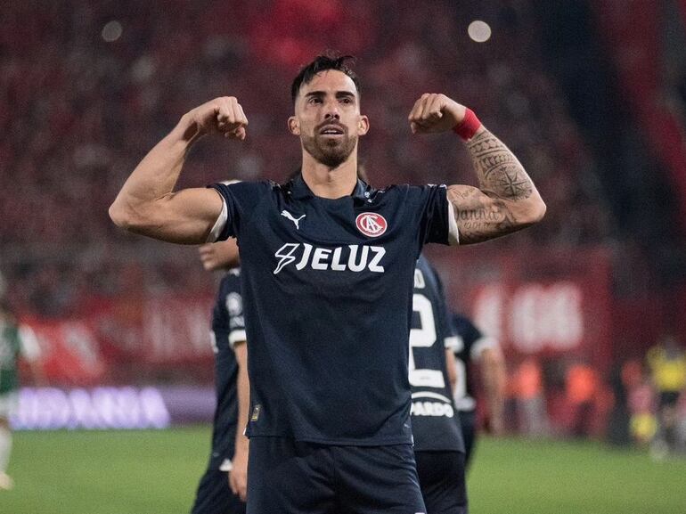 El paraguayo Gabriel Ávalos, futbolista de Independiente, celebra un gol en el partido frente a Banfield por la quinta fecha de la Liga Profesional de Argentina en el estadio Libertadores de América-Ricardo Bochini, en Avellaneda, Argentina.