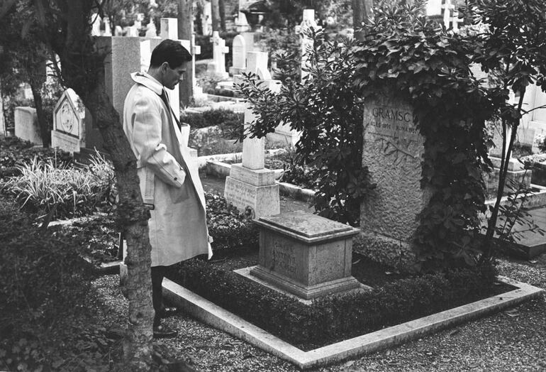 Pasolini frente a los restos de Antonio Gramsci