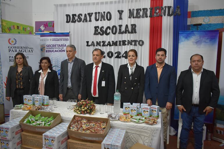 Autoridades departamentales y de educación durante el lanzamiento del programa nutricional para las escuelas del Guairá.