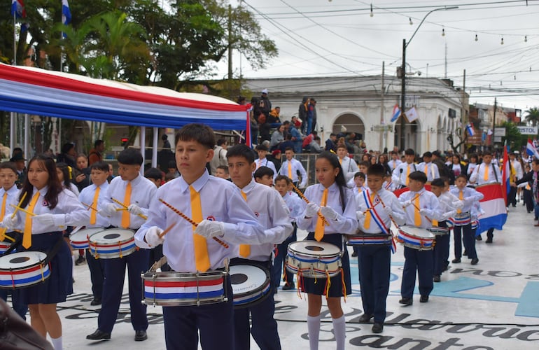 A pesar de la llovizna y la baja temperatura, los estudiantes demostraron patriotísmo durante el desfile. 