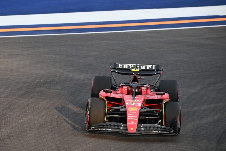 Carlos Sainz logró el mejor registro en los entrenamientos libres de ayer para el GP de Singapur, por delante de Charles Leclerc.