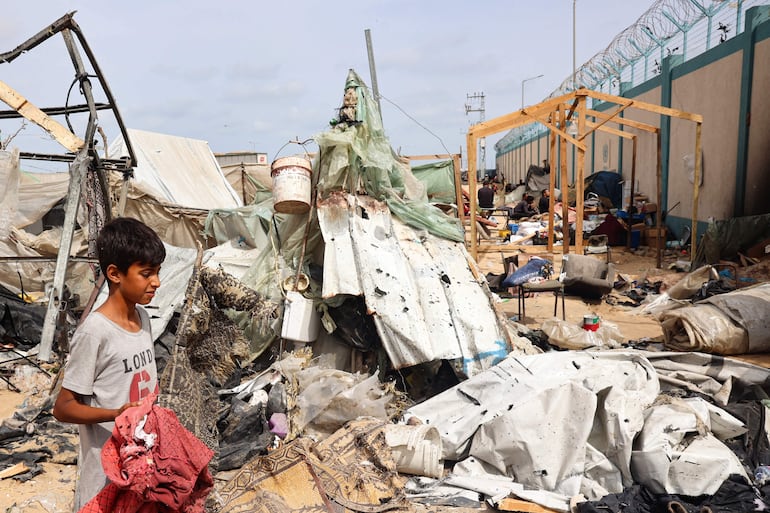 Un niño en el sitio de un bombardeo israelí en un campo de desplazados en Rafah, en el sur de la Franja de Gaza, el martes.