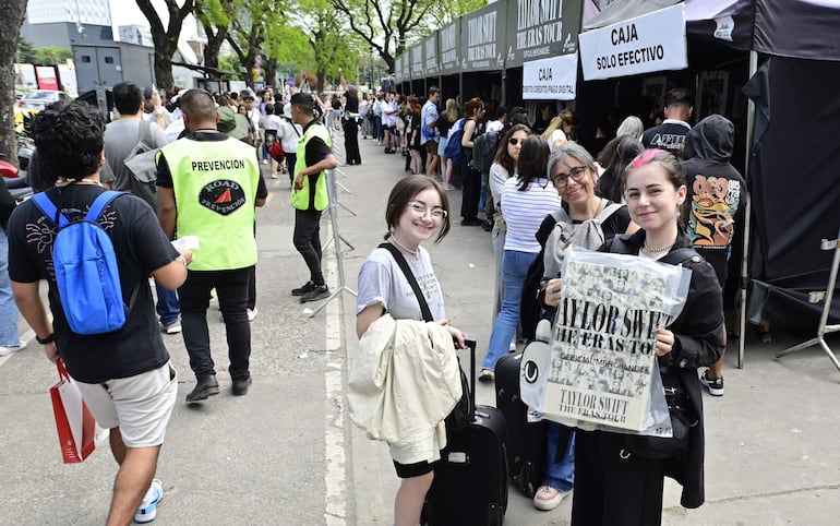 Fans de la cantante Taylor Swift, llegan hoy a los alrededores del estadio Más Monumental para asistir a los conciertos que dará en Buenos Aires.
