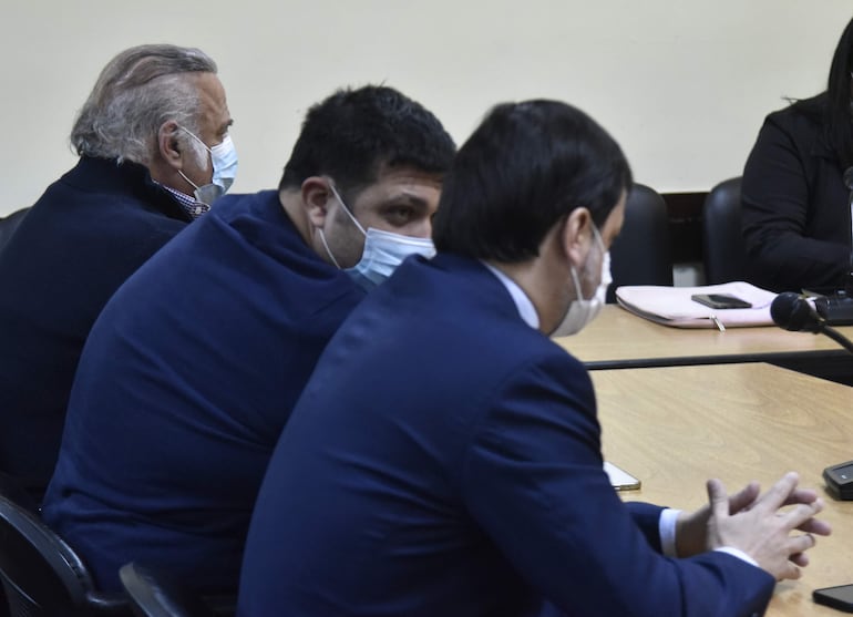 Óscar González Daher y su hijo Óscar Rubén, junto al abogado Claudio Lovera, durante la lectura de la sentencia.