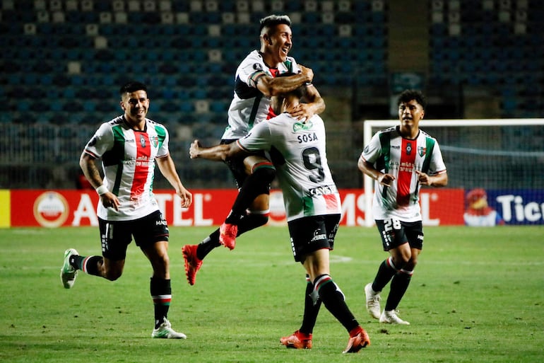 Los futbolistas de Palestino celebran un gol en el partido frente a Nacional por la revancha de la Fase 3 de la Copa Libertadores 2024 en el estadio El Teniente, en Rancagua.