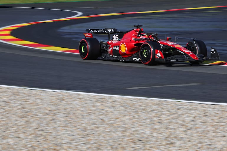 El Ferrari de Charles Leclerc durante la clasificación del Gran Premio de Bélgica en el circuito de Spa-Francorchamps, en Stavelot, Bélgica.