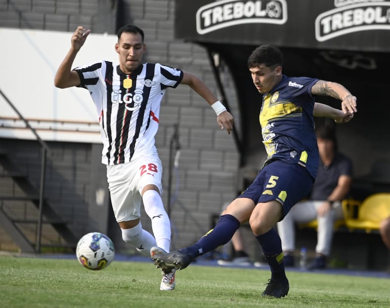 Juan Vera intenta habilitar a un compañero ante la marca de Marcelo Fernández