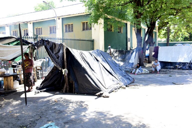 Indígenas en precarios campamentos siguen frente al Indi.