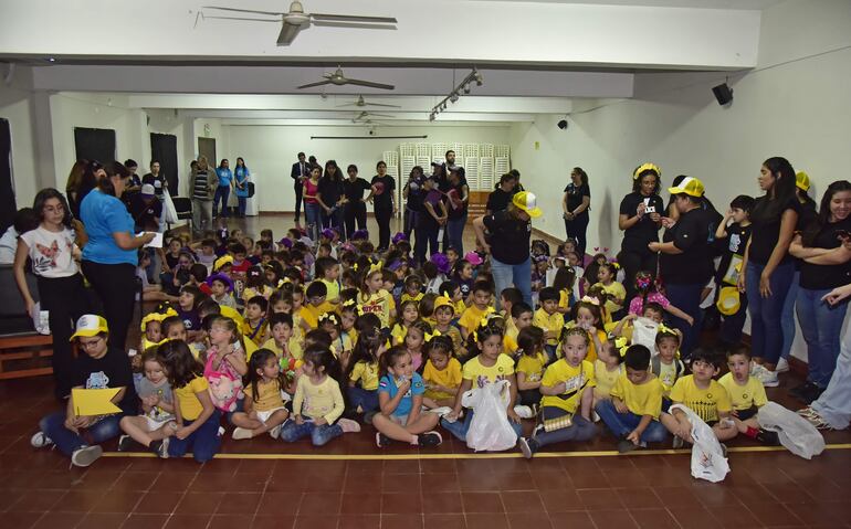 Estudiantes del CEPB en el salón del teatro.