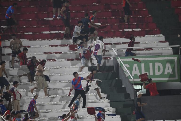 Los incidentes entre los barras de Cerro Porteño en la Gradería Norte durante el partido ante 2 de Mayo en el estadio Defensores del Chaco, en Asunción.