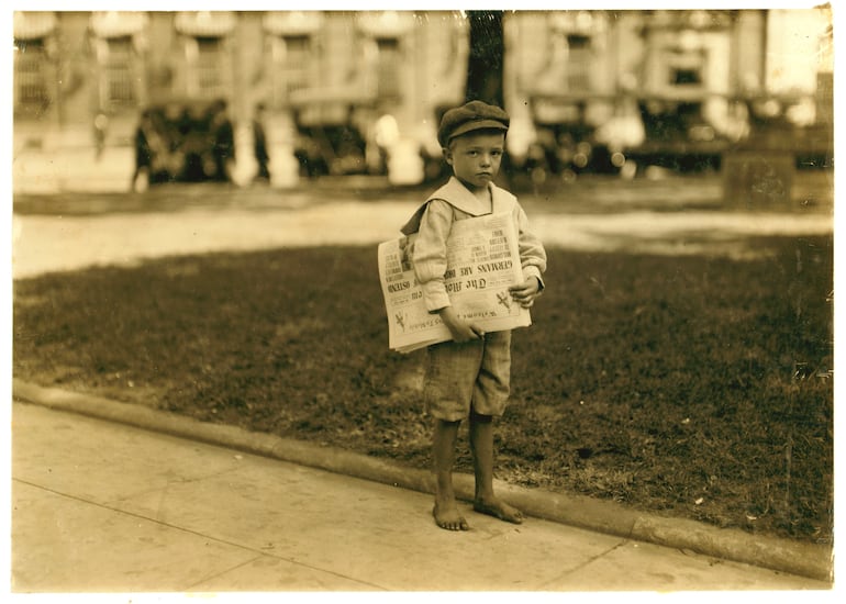 Canillita de 7 años de edad en Mobile, Alabama, 1914. Fotografía de Lewis Hine