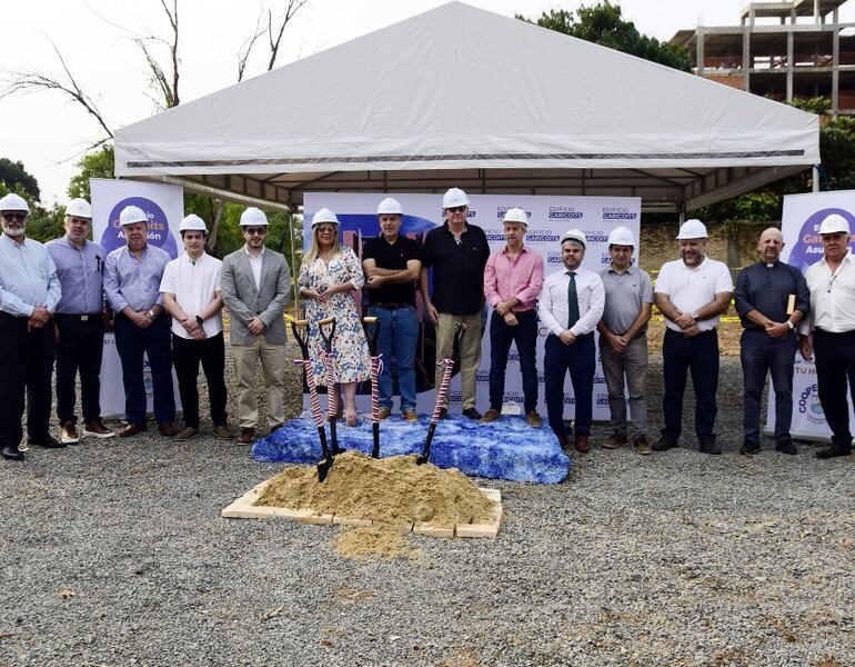 Integrantes de la Comisión Directiva de Coopexsanjo en la palada inicial de su segundo desarrollo: Edificio Garicoits.