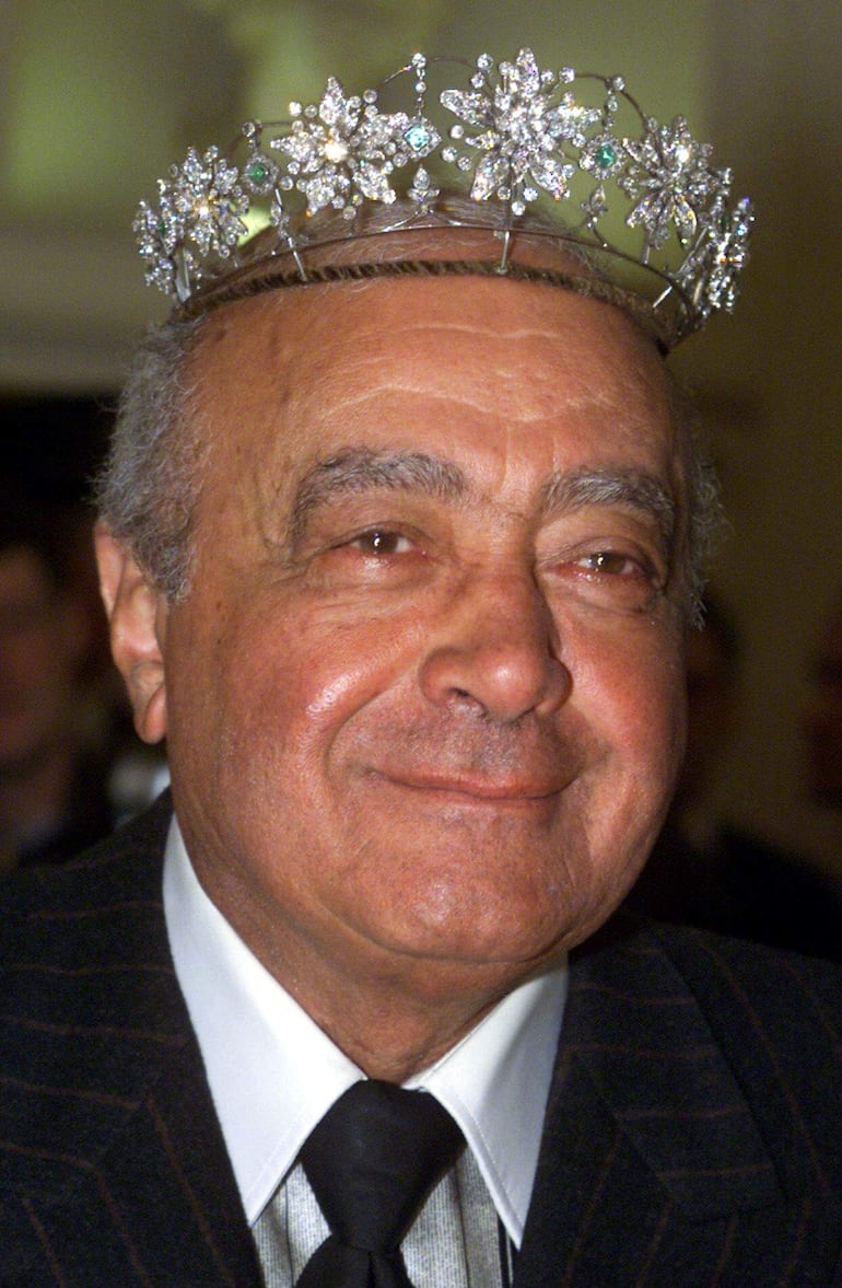 Mohamed Al Fayed se prueba una tiara de esmeraldas y diamantes. El controversial billonario fue padre de  Dodi quien falleció junto a la princesa Diana en el año 1997 en Londres.