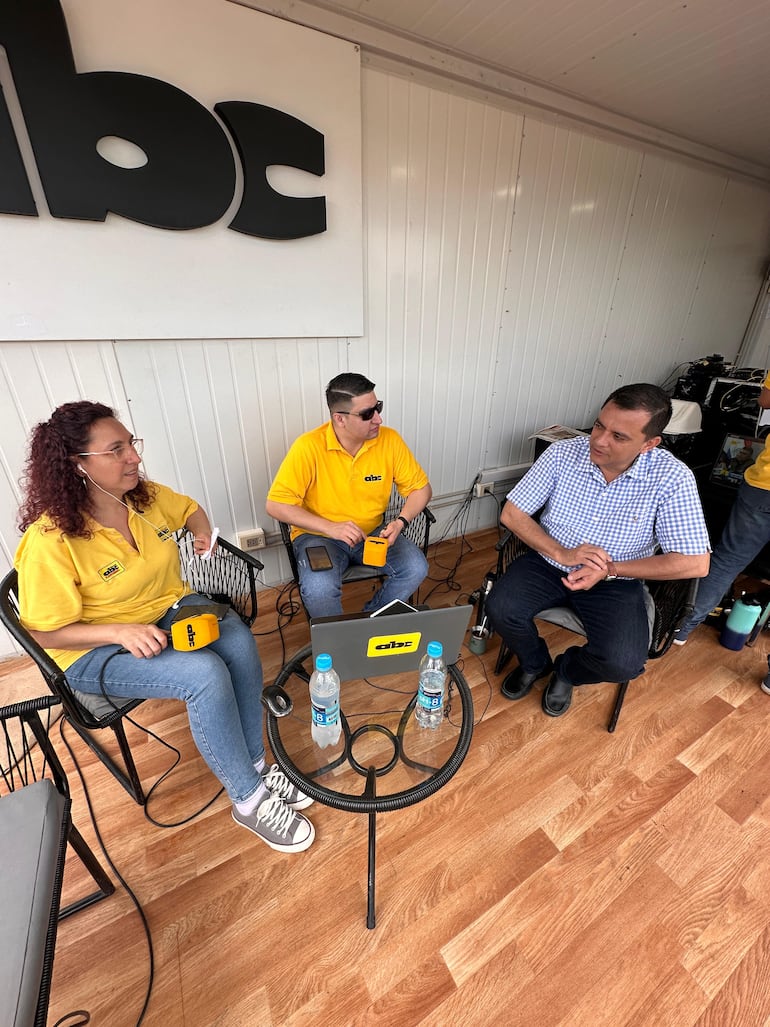 Mariana Ladaga, Iván Leguizamón y el intendente de Caacupé, Diego Riveros.