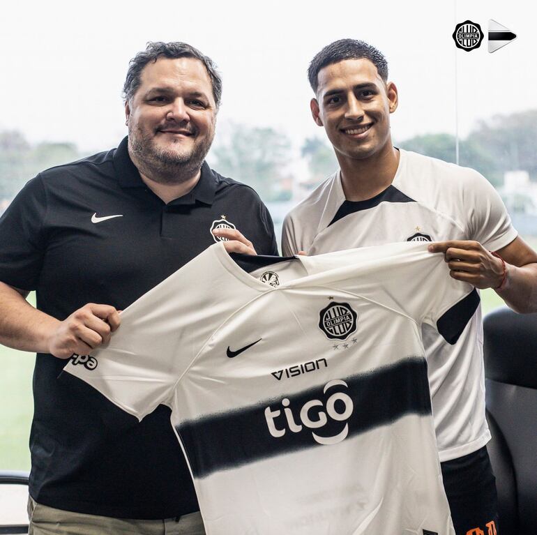 Hugo Adrián Benítez (d) y Rodrigo Nogués, jugador y presidente de Olimpia respectivamente, en la renovación de contrato del futbolista de 21 años en la Villa Olimpia, en Fernando de la Mora, Paraguay.