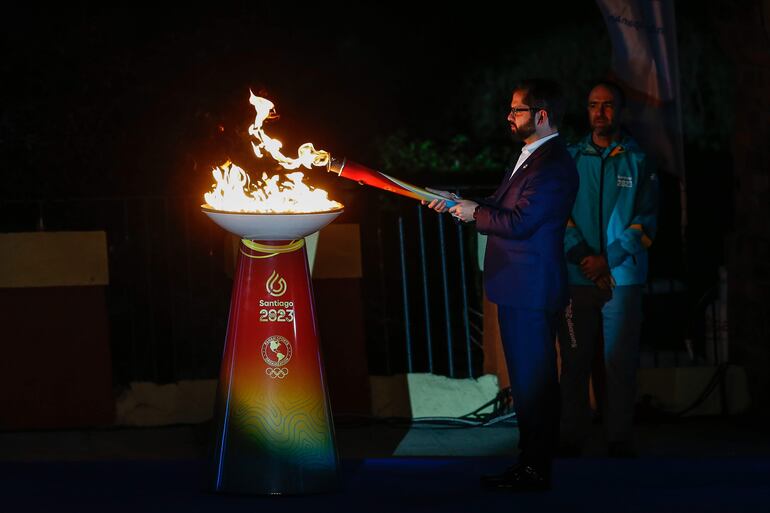 El presidente de Chile, Gabriel Boric (37 años), recibió el sábado la antorcha panamericana en Santiago, luego de viajar desde México, donde fue encendida en la Pirámide del Sol.