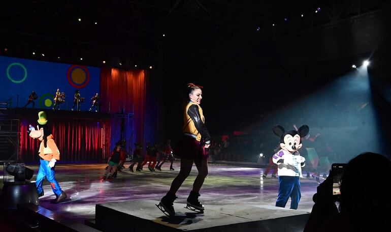 María Gabriela Silva junto a Goofy y Mickey en uno de los momentos del show "Disney On Ice: 100 años de emoción", que se presenta en el SND Arena.