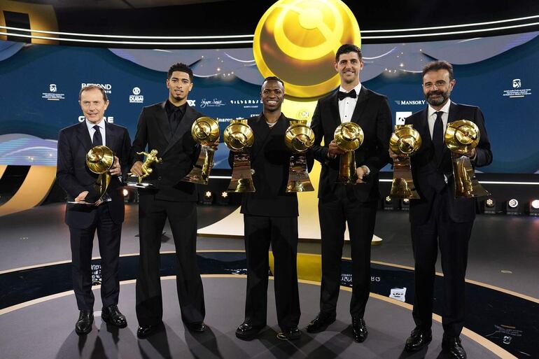 MADRID, 28/12/2024.- (De i a d) El Director de Relaciones Institucionales del Real Madrid Emilio Butragueño, los jugadores Jude Bellingham, Vinicius Jr y Thibaut Courtois posan junto al director general del Club José Ángel Sánchez en los Globe Soccer Awards. El Real Madrid, campeón de LaLiga, Supercopa de España, Liga de Campeones y Supercopa de Europa, y recientemente de la Copa Intercontinental, ha sido proclamado Mejor Equipo Masculino de 2024, en los Globe Soccer Awards, en Dubai. EFE/ Action Global Comunication SOLO USO EDITORIAL/SOLO DISPONIBLE PARA ILUSTRAR LA NOTICIA QUE ACOMPAÑA (CRÉDITO OBLIGATORIO)
